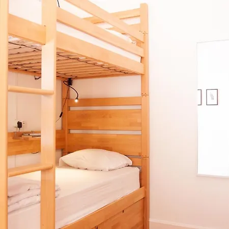 Costeira Hostel *